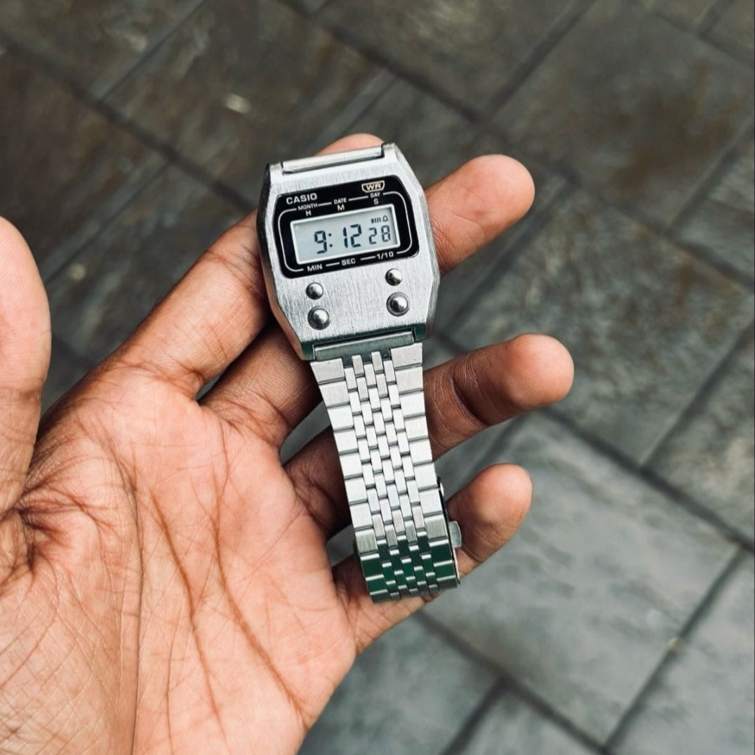 UNISEX VINTAGE STAINLESS STEEL BAND WATCH