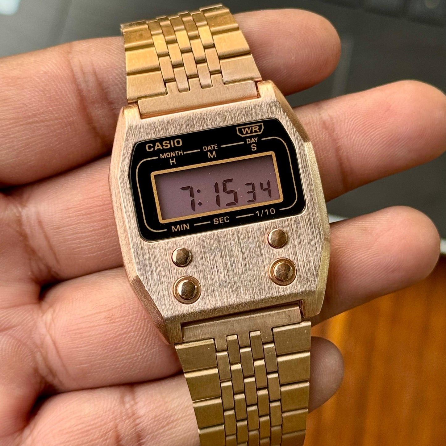 UNISEX VINTAGE STAINLESS STEEL BAND WATCH