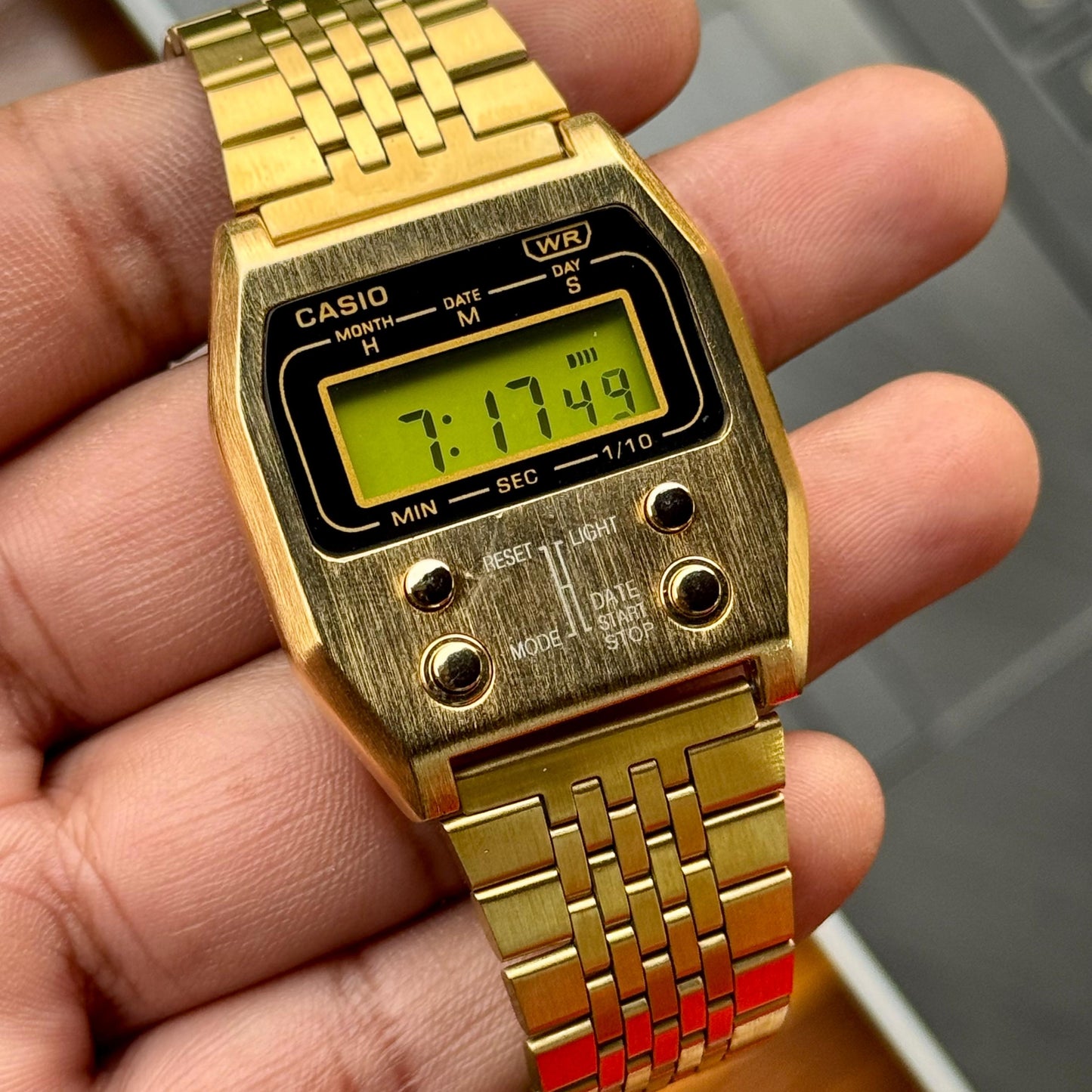 UNISEX VINTAGE STAINLESS STEEL BAND WATCH